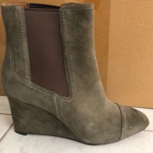 BRAND NEW NEVER WORN! Olive suede Brown stretch